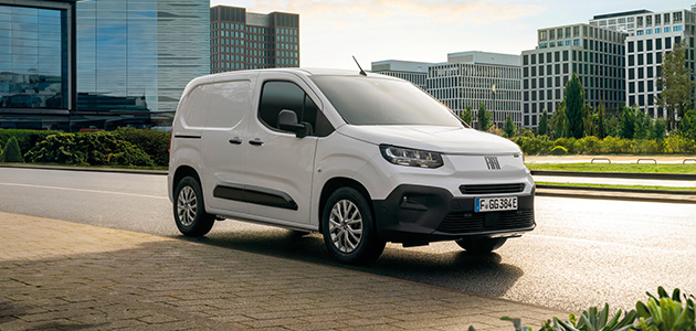 Компактный коммерческий фургон Fiat Doblo Cargo белого цвета для доставки по городу